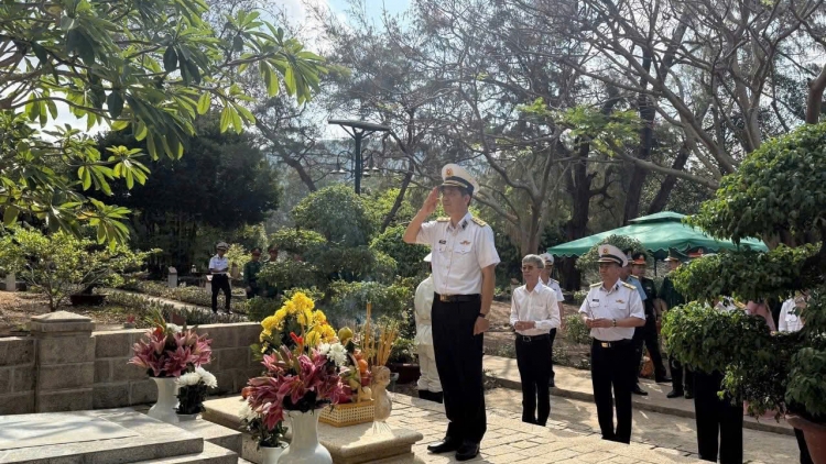 Phó Đô đốc Nguyễn An Phong dâng hương tri ân liệt sĩ, động viên lực lượng làm nhiệm vụ tại Côn Đảo