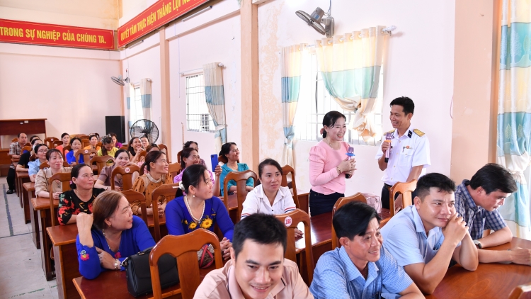 Lữ đoàn 175 tuyên truyền biển, đảo cho cán bộ, hội viên Hội  Phụ nữ tại Cà Mau