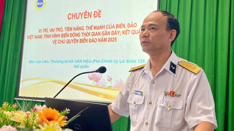 Đưa thông tin chính thống về biển, đảo đến cán bộ, đảng viên cơ sở