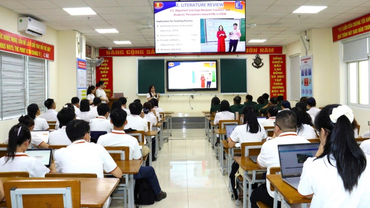 Học tiếng Anh ở Học viện Hải quân: Từ lớp học kỷ luật đến không gian tranh luận mở