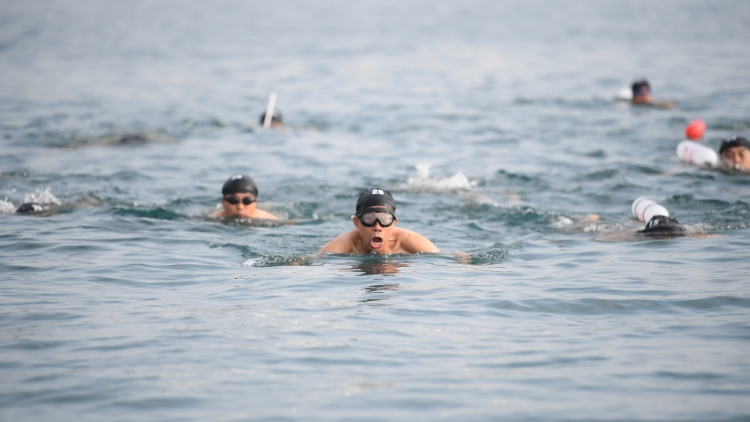 Học viện Hải quân đẩy mạnh rèn luyện kỹ năng bơi biển qua giải bơi truyền thống