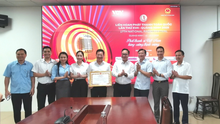 VOV tặng Bằng khen Sở Văn hóa Thể Thao và Du lịch Quảng Ninh