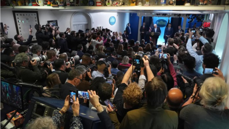 Thị trường thế giới phản ứng tích cực sau khi Tổng thống Mỹ Donald Trump thông báo tạm ngừng ném bom