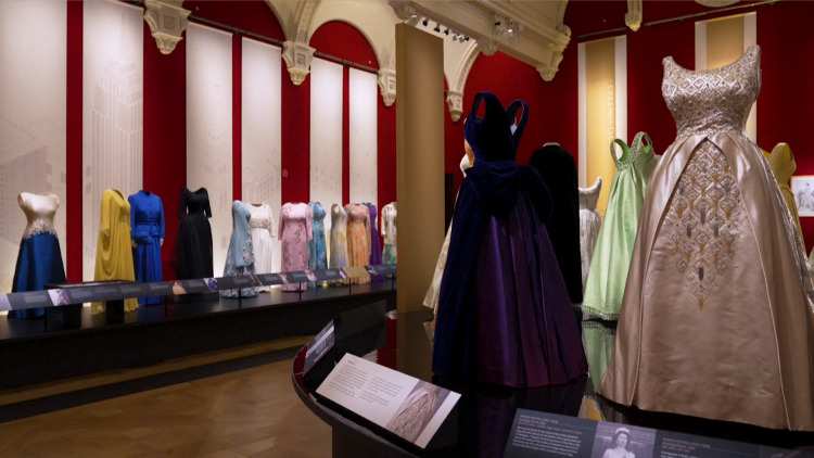 Triển lãm hé lộ phong cách thời trang của Nữ hoàng Elizabeth II nhân kỷ niệm 100 năm ngày sinh