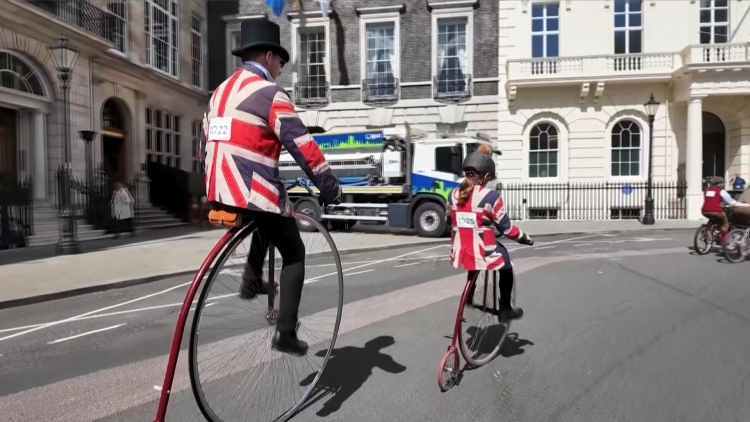 Anh tái hiện phong cách quý tộc bằng diễu hành xe đạp