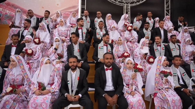 Các cặp đôi người Palestine hướng về tương lai khi họ kết hôn trong một lễ cưới tập thể ở Dải Gaza