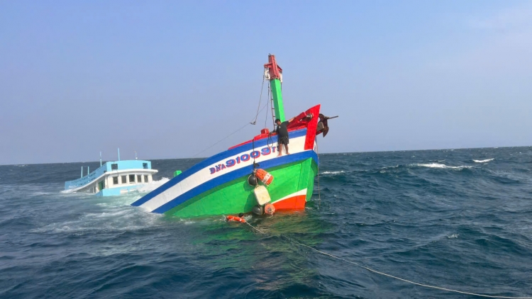 Cứu kịp thời 2 thuyền viên tàu cá bị chìm cách bờ 4 hải lý