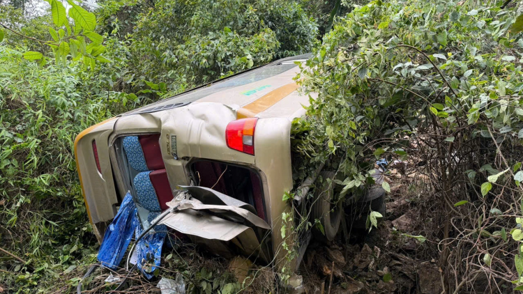 Sơn La: xe khách lao xuống ta luy làm 9 người thương vong