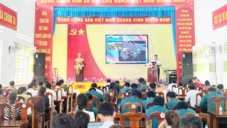 Gần 1.000 cán bộ, giáo viên, học sinh Lâm Đồng được tuyên truyền về biển, đảo