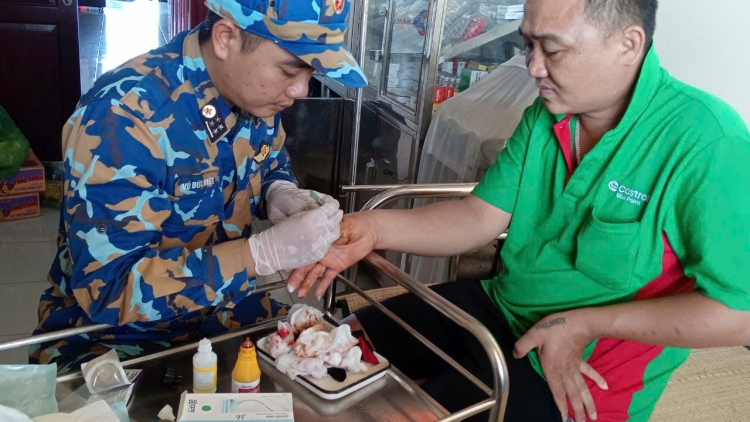 Nhà giàn DK1/7 kịp thời sơ cứu ngư dân bị cá chình cắn trên biển