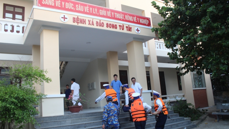 Ngư dân Quảng Ngãi được bệnh xá đảo Song Tử Tây cấp cứu kịp thời