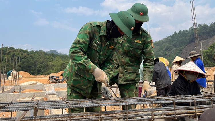 Bộ đội Đà Nẵng "vượt nắng” xây trường học vùng biên giới