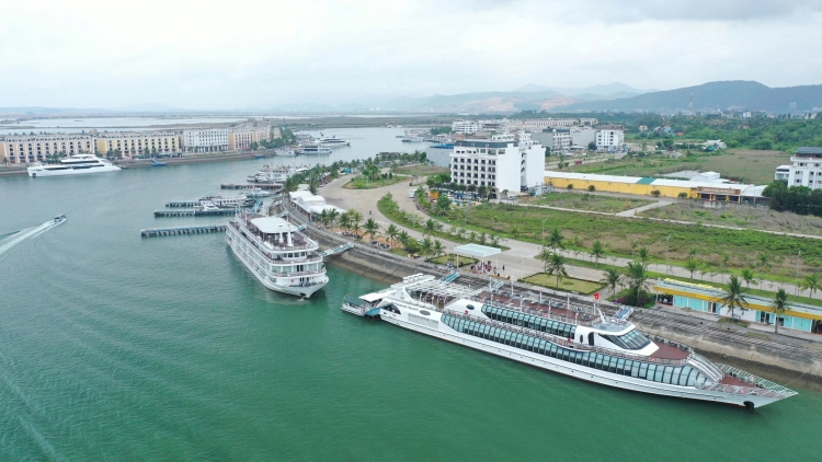 Vì sao vịnh Hạ Long hút khách mùa lễ hội?