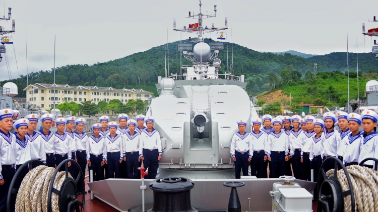 Giáo dục truyền thống cho chiến sĩ mới qua hoạt động tham quan thực tế ở Vùng 3 Hải quân