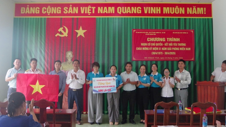 Trao hơn 500 lá cờ Tổ quốc, lan tỏa tình cảm đất liền với Trường Sa