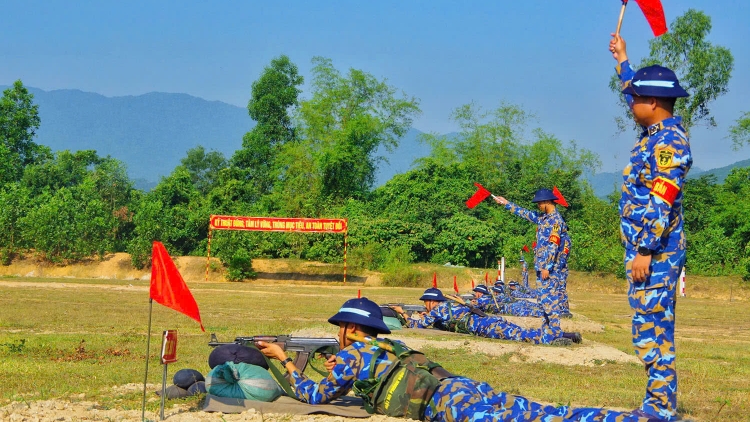 Chiến sĩ mới Tiểu đoàn 355 tự tin kiểm tra bắn đạn thật súng AK