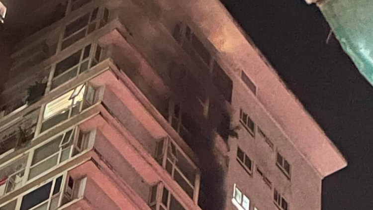 Cháy căn hộ chung cư ở TP.HCM, nhiều người dân hoảng sợ tháo chạy