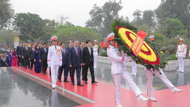 Lãnh đạo Đảng, Nhà nước và các đại biểu Quốc hội vào Lăng viếng Chủ tịch Hồ Chí Minh