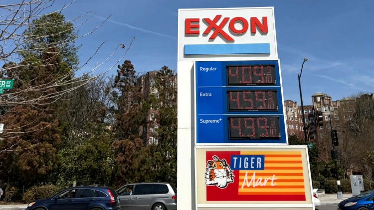 Giá xăng tại Mỹ vượt 4 USD/gallon cao nhất kể từ năm 2022