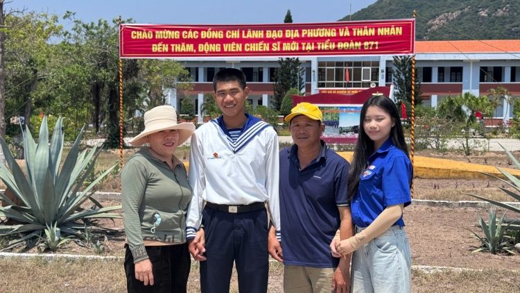Ấm áp ngày thân nhân chiến sĩ mới thăm đơn vị ở Vùng 4 Hải quân