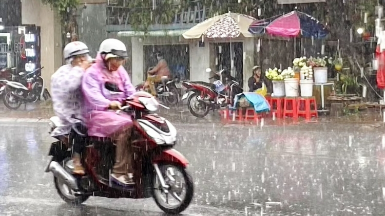 Thời tiết ngày 17/4: Bắc Bộ mưa dông diện rộng, Trung Bộ - Nam Bộ nắng nóng