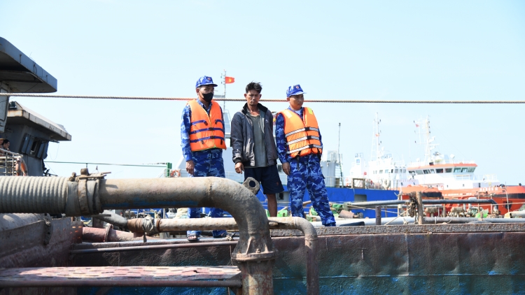 Vùng Cảnh sát biển 3 tạm giữ phương tiện đang khai thác khoảng 200 m³ cát không rõ nguồn gốc