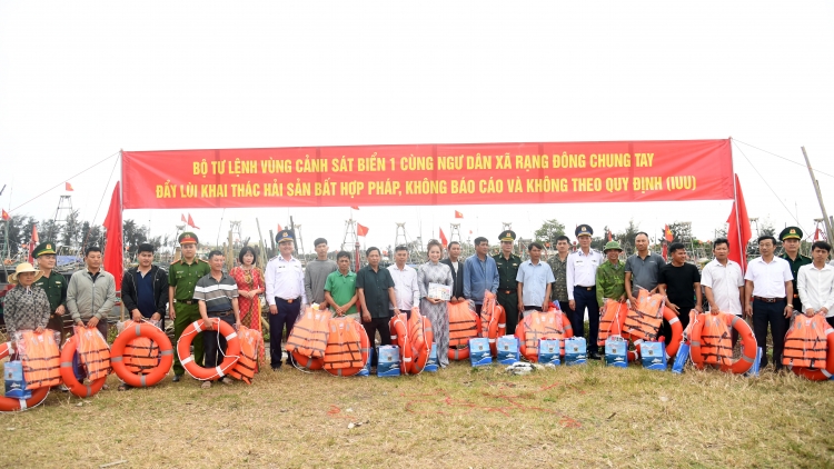 Bộ Tư lệnh Vùng Cảnh sát biển 1 đồng hành với ngư dân Ninh Bình