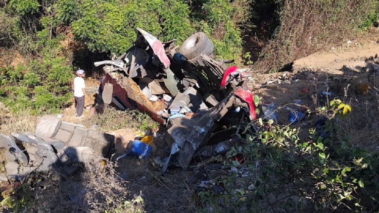 Xe chở thợ lặn lao xuống vực, nhiều người thương vong