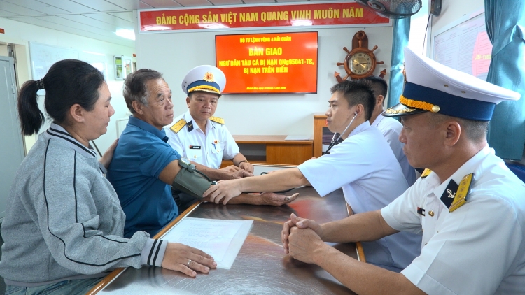 Vùng 4 Hải quân bàn giao ngư dân gặp nạn trên biển về gia đình an toàn