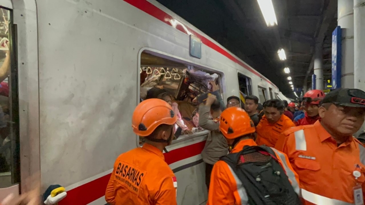 Tai nạn tàu hỏa tại Indonesia: Lực lượng cứu hộ xuyên đêm- ít nhất hơn 40 người thương vong