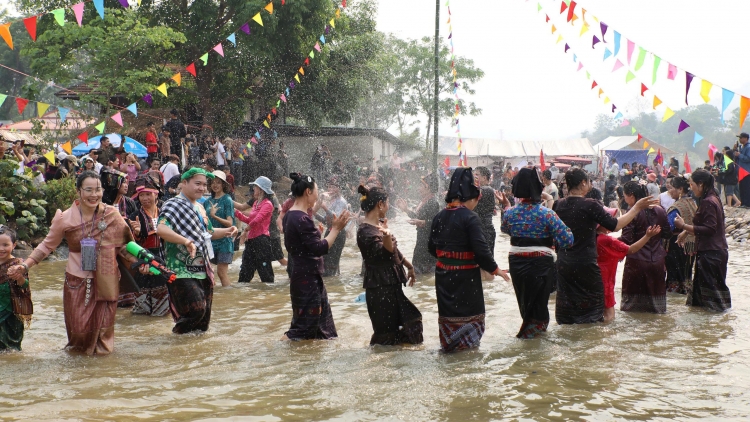 Theo dòng thời sự sáng 27/4/2026