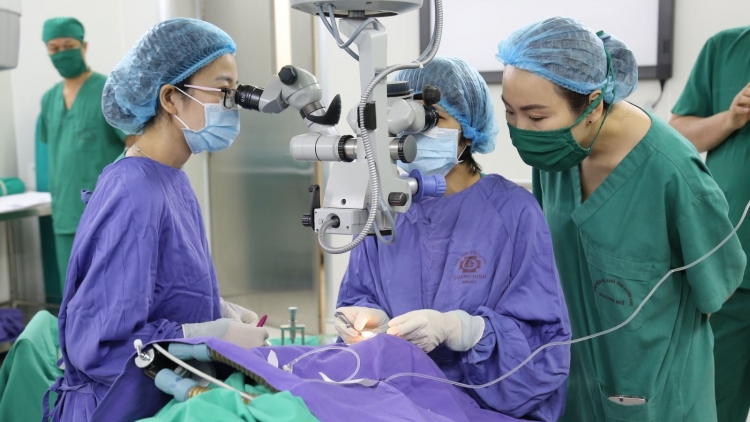Lần đầu ghép giác mạc từ người hiến chết não tại Bệnh viện Đa khoa tỉnh Quảng Ninh