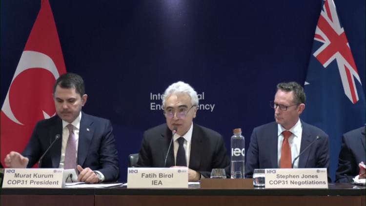 IEA: lượng dự trữ dầu thương mại chỉ còn vài tuần