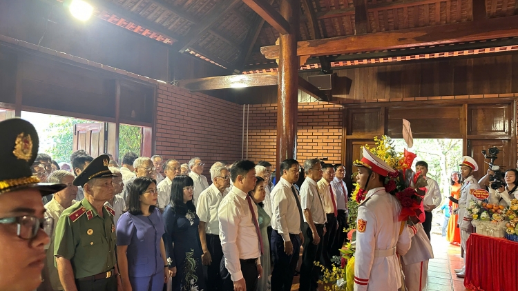 Đắk Lắk: Lễ dâng hương kỷ niệm 136 năm ngày sinh chủ tịch Hồ Chí Minh