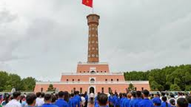Lễ chào cờ thiêng liêng ở Mũi Cà Mau