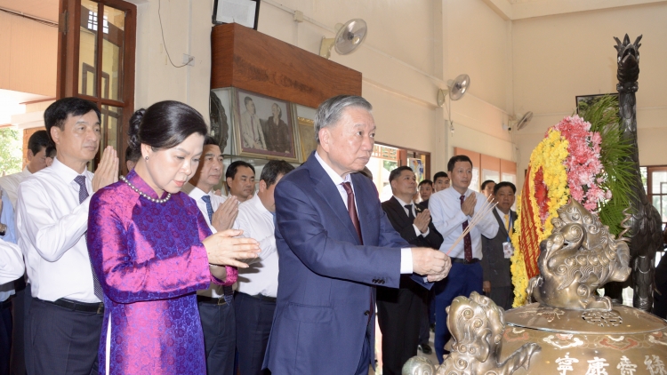 Tổng Bí thư, Chủ tịch nước Tô Lâm dâng hương tưởng nhớ Chủ tịch Hồ Chí Minh ở Thái Lan