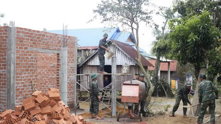 Gia Lai huy động lực lượng quân đội xây mới và sửa chữa 76 nhà ở cho gia đình người có công