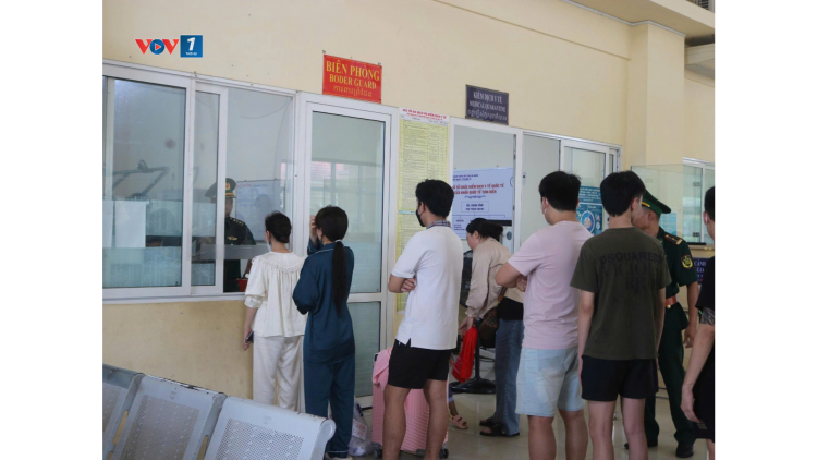 109 công dân Việt Nam được trao trả qua cửa khẩu quốc tế Tịnh Biên, An Giang