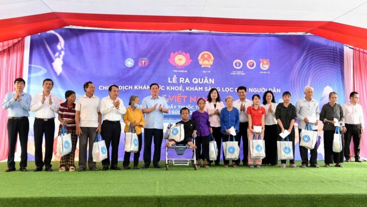 Khám bệnh miễn phí cho người dân trong Chương trình “Vì một Việt Nam khỏe mạnh”