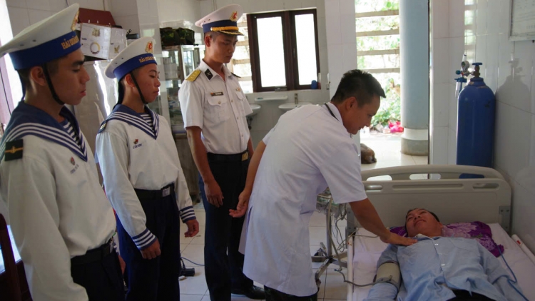 Trung tâm y tế Trường Sa tiếp nhận, điều trị ngư dân bị viêm loét dạ dày hành tá tràng