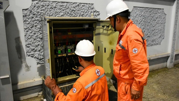 Ngày “nóng” kỷ lục của hệ thống điện Thủ đô: EVNHN kêu gọi tiết kiệm điện!
