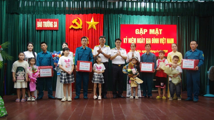 Ấm áp Ngày Gia đình Việt Nam ở Trường Sa