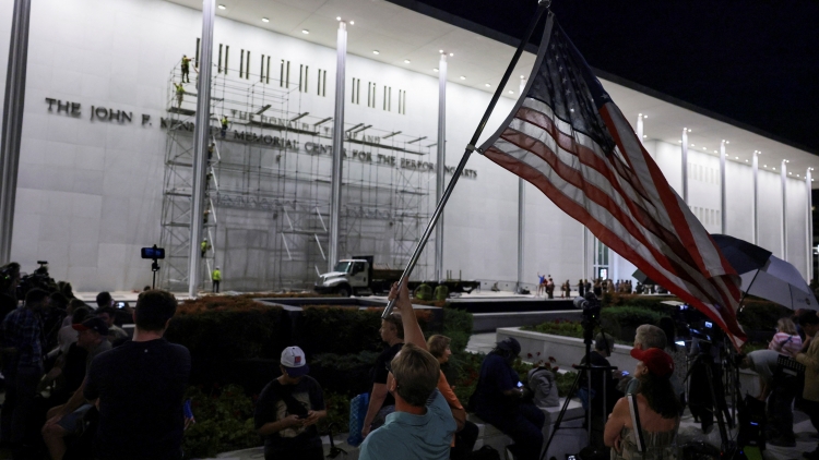 Tòa án liên bang buộc gỡ tên ông Trump khỏi tên của “Trung tâm biểu diễn nghệ thuật John F. Kennedy”