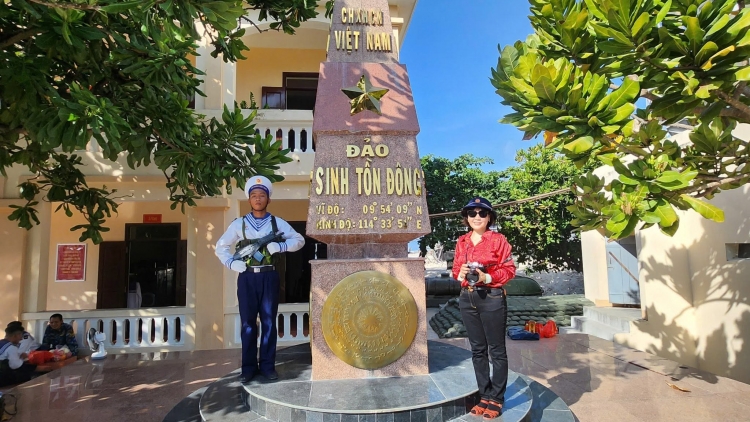 Những nữ nhà báo đi và viết giữa biển trời, biên cương Tổ quốc