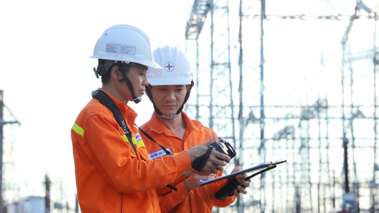 Sẵn sàng cao điểm nắng nóng từ 21-26/6: EVNNPT tập trung giữ vững an ninh truyền tải điện Quốc gia