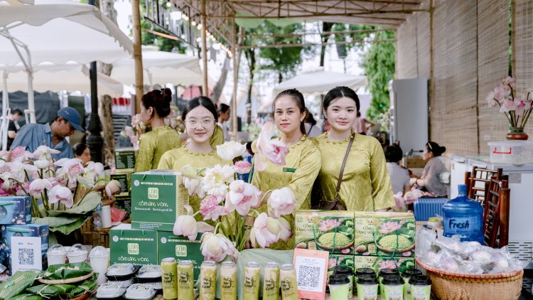 Lễ hội Sen Hà Nội thu hút đông đảo du khách đến với Thủ đô