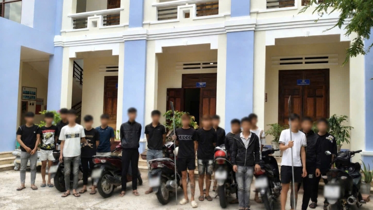 Triệu tập 17 thanh thiếu niên mang hung khí truy đuổi người dân