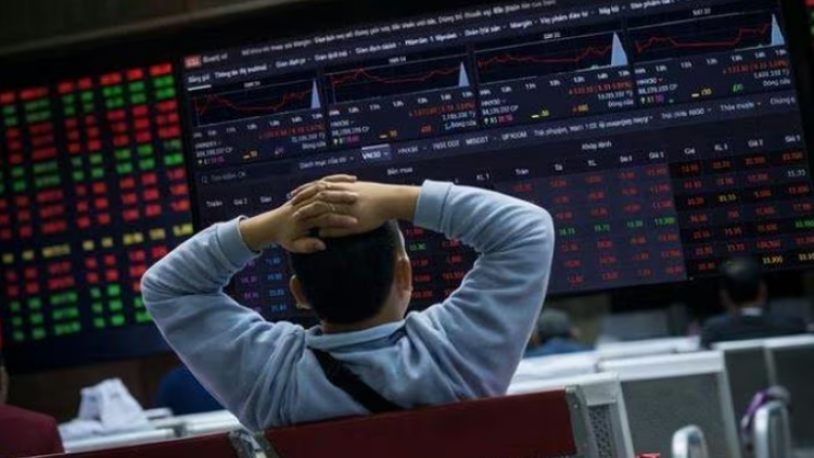 Áp lực bán mạnh trên diện rộng kéo VN-Index giảm sâu phiên chiều qua
