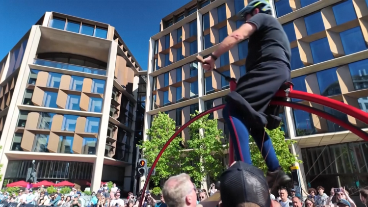 Xác lập 4 kỷ lục Guinness với xe đạp penny-farthing tại giải đua ở London, Anh