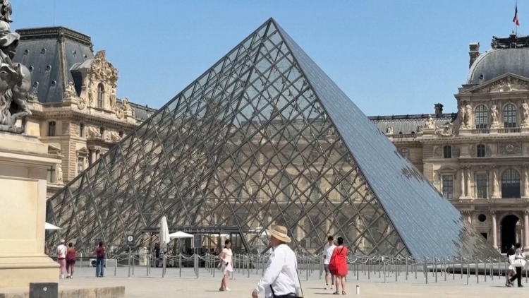 Pháp: Nắng nóng kỷ lục, nhiều điểm du lịch nổi tiếng ở Paris phải đóng cửa sớm